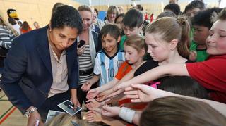 Steffi Jones besucht Grundschule in Berlin