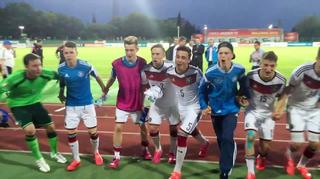 U 17-EM:  La Ola der U 17-Junioren nach dem Sieg gegen Russland
