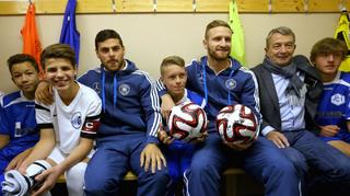 DFB-Delegation mit Niersbach, Mustafi und Volland bei Flüchtlingsspiel