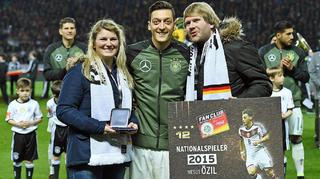 Fan Club-Mitglieder zeichnen Özil als Nationalspieler des Jahres aus