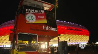 Der Fan Club-Bus: Seit zehn Jahren in schwarz-rot-gold auf Achse