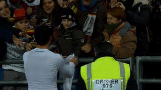 Schöne Geste: Mats Hummels schenkt einem kleinen Fan sein Trikot