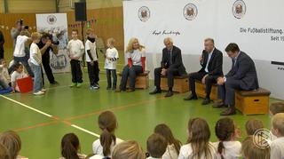 Ottmar Hitzfeld wird Botschafter der Stiftung