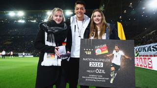 Fan Club-Mitglieder zeichnen Özil als Nationalspieler des Jahres aus