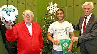 Uwe Seeler besucht Weihnachtsfeier in Jugendstrafanstalt Berlin