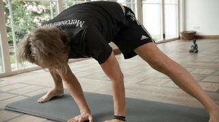 Yoga mit Patrick Broome: Übung für die Beininnenseite