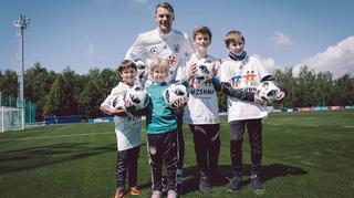 DFB-Team verschenkt 1000 Bälle an Kinder