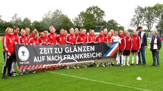 Fan Club übergibt WM-Banner an DFB-Frauen