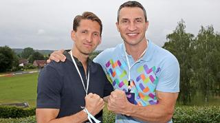Adler und Klitschko besuchen junge Fußballer in Malente