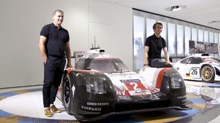 Motorsport trifft Fußball: Timo Bernhard und Stefan Kuntz im Porsche Museum