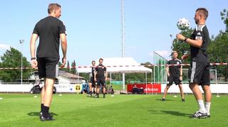 Elite-Schiedsrichter spielen Fußballtennis in Grassau