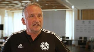 DFB-Lehrwart Lutz Wagner erklärt Regeländerungen