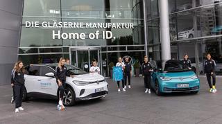 Die DFB-Frauen besuchen die Gläserne Manufaktur von Volkswagen in Dresden