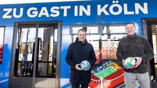 Flick und Gislason stellen Straßenbahn im EURO 2024-Look vor
