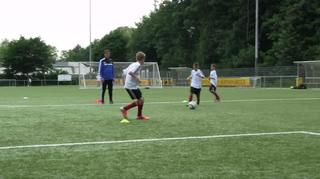 DFB-Talentförderprogramm: Dreh-Klatsch - Übung 4: Spiel in der Raute