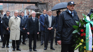Delegation des DFB gedenkt der Opfer des Holocaust