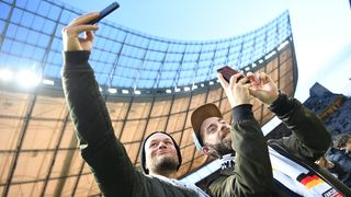 In Selfie-Stimmung: Fan-tastic Moment vorm Brasilien-Spiel in Berlin