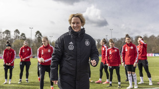 DFB-Frauen: Gute Laune trotz Aprilwetters