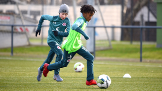 Training mit F-Junior*innen: Der Straßenfußball zeigt den Weg