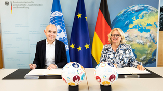 Für mehr Nachhaltigkeit: DFB und Entwicklungsministerium vertiefen Partnerschaft