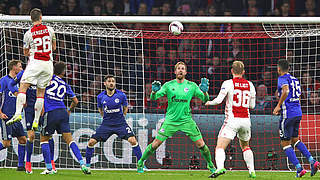 Schalke verliert in Amsterdam 0:2