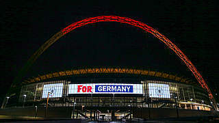 Wembley-Bogen leuchtet zum Jubiläum
