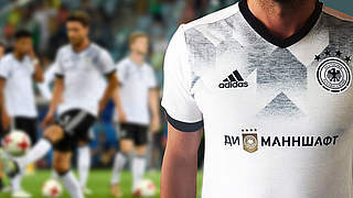 Exklusiv im DFB-Fanshop: Aufwärmshirts mit kyrillischem Aufdruck