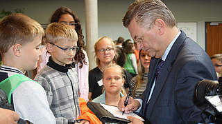 Heimspiel: Präsident Grindel besucht Schule in Rotenburg