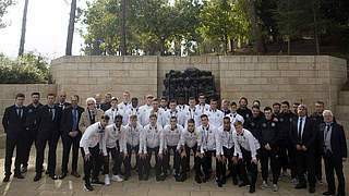 DFB-Delegation und U 18 besuchen Gedenkstätte Yad Vashem