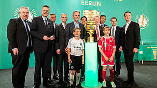 Cup Handover: Der DFB-Pokal ist in Berlin