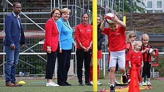 Fußball weist den Weg: Merkel und Cacau besuchen Berliner Verein