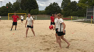 Spaß im Vordergrund: Vorbereitung auf Schweiz-Spiel im Sand