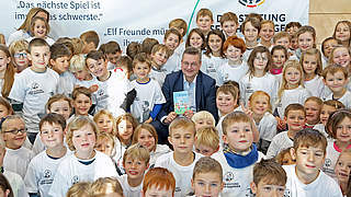 Eine Lesestunde mit dem DFB-Präsidenten