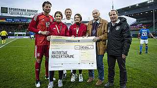 DFB-All-Stars spenden für Initiative Kinderträume