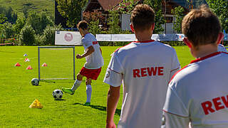 REWE gibt Fußballcamps den Ernährungskick