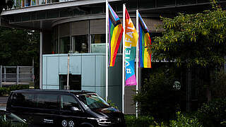 DFB hisst Regenbogen-Fahnen an Zentrale