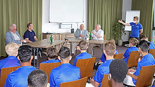 Talente in Malente: Uwe Seeler besucht Fußball-Ferienfreizeit