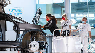 DFB-Frauen bauen in Gläserner Manufaktur am VW ID.3 mit