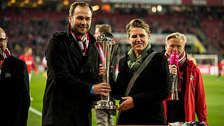 DFB-Pokal der Frauen in Köln übergeben