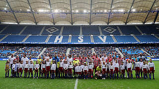 Lautes Zeichen für den Frieden: DFB-All-Stars spielen in Hamburg für die Ukraine