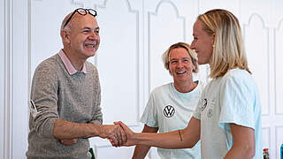 Bernd Neuendorf besucht DFB-Frauen
