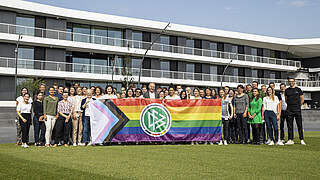 DFB zeigt Flagge für Vielfalt im Fußball