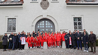 Meisterfrauen des FC Bayern besuchen JVA Aichach