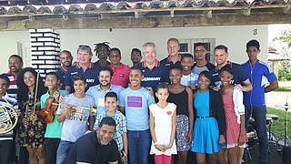 Video: DFB-Delegation besucht Stadt der Kinder in Salvador