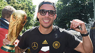 Podolski von hunderten Fans in Köln gefeiert