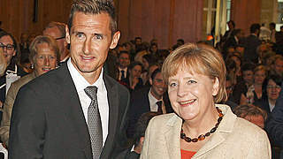 Video: Merkel ehrt Klose als wunderbares Vorbild