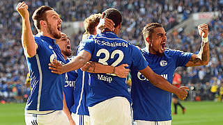Schalke triumphiert im Derby, Bayern weiter an der Spitze