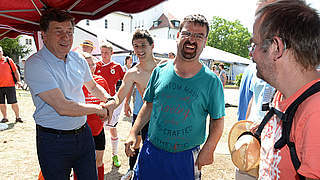 Rehhagel besucht Fußballturnier in Liebenau