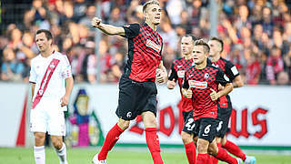 Petersen schießt Freiburg an die Spitze