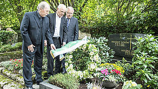DFB-Delegation besucht Helmut Schöns Grab